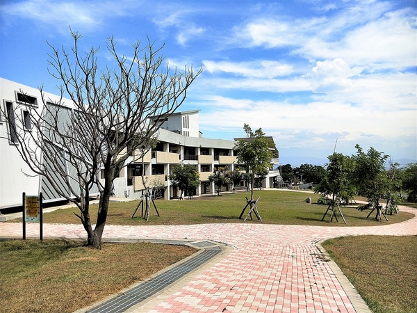 東海國小:【台中市景點】東海國小~可愛動物藝術裝置