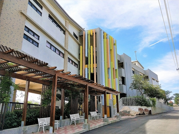 東海國小:【台中市景點】東海國小~可愛動物藝術裝置