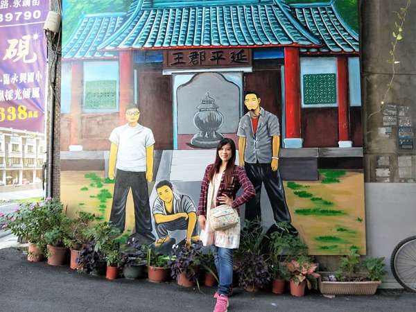 永靖故事牆 & 電影彩繪街:【彰化永靖景點】彰化永靖故事牆~港台巨星也有參與演出,記載歲月的牆和那年代的風華