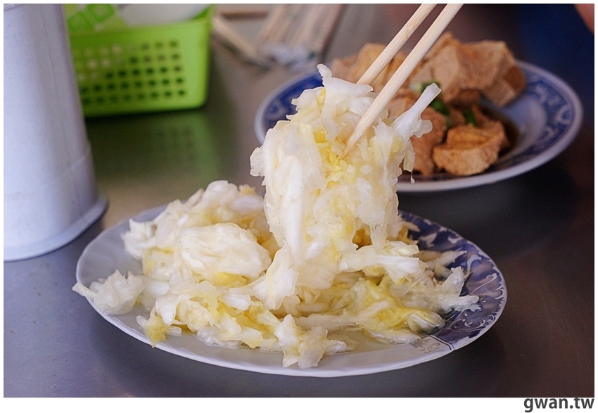 每天限量四小時，泡菜霸氣給一盤，在地人從小吃到大的店小二臭豆腐！