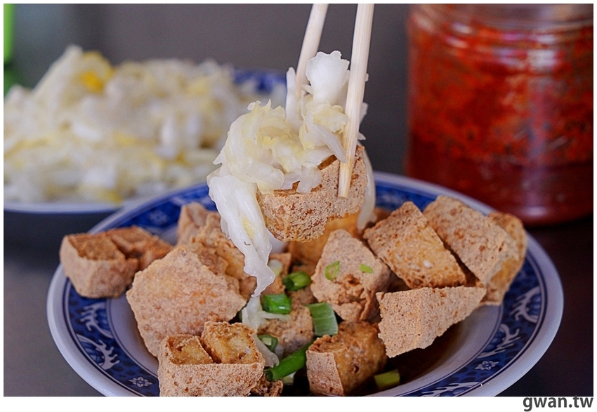 每天限量四小時，泡菜霸氣給一盤，在地人從小吃到大的店小二臭豆腐！