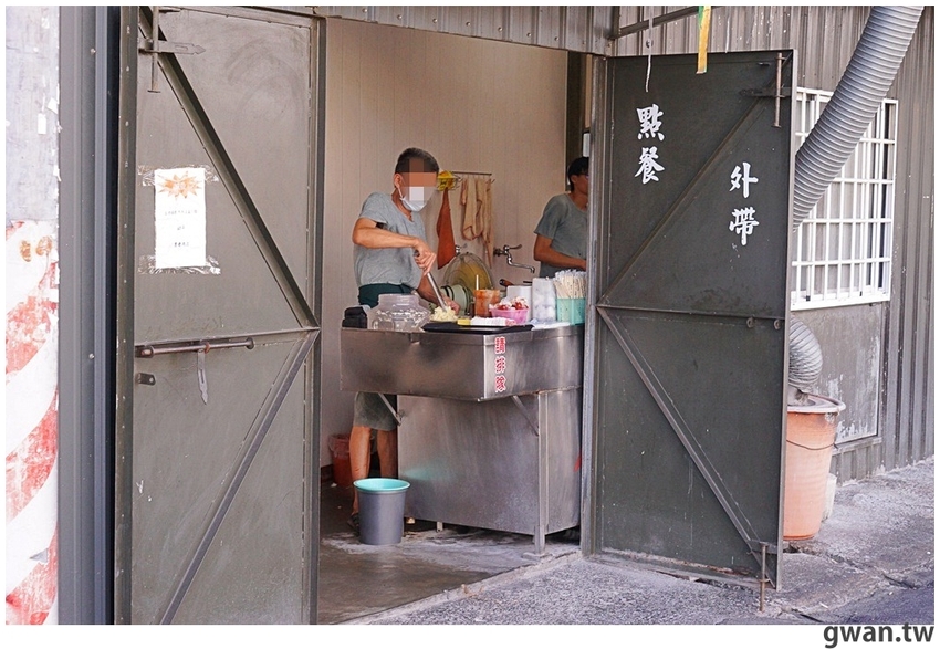 每天限量四小時，泡菜霸氣給一盤，在地人從小吃到大的店小二臭豆腐！