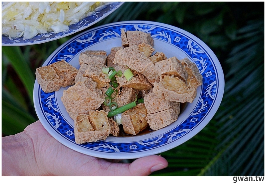 每天限量四小時，泡菜霸氣給一盤，在地人從小吃到大的店小二臭豆腐！