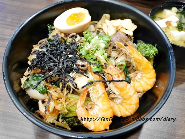 【三重丼飯】極之八丼飯 三重店 平價日式丼飯 學生免費加飯 內用免費送小菜 免費茶飲 免費湯品 (32).JPG