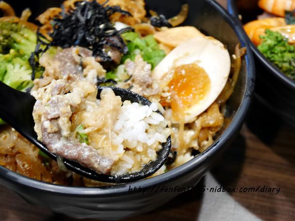 【三重丼飯】極之八丼飯 三重店 平價日式丼飯 學生免費加飯 內用免費送小菜 免費茶飲 免費湯品 (30).JPG