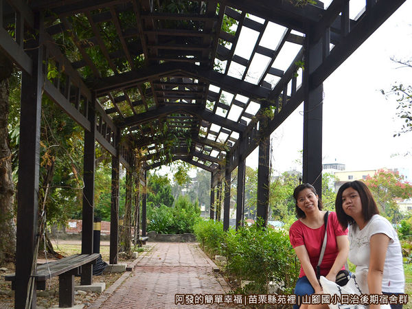 山腳國小日治後期宿舍群23-往操場的木廊道-母女留影