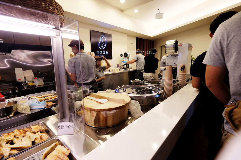 【台中西區 】日正豆漿-台中消夜早餐選擇.燒餅油條蔬食三明治豆花飯糰.廣三sogo商圈美食 - 藍色起士的美食主義