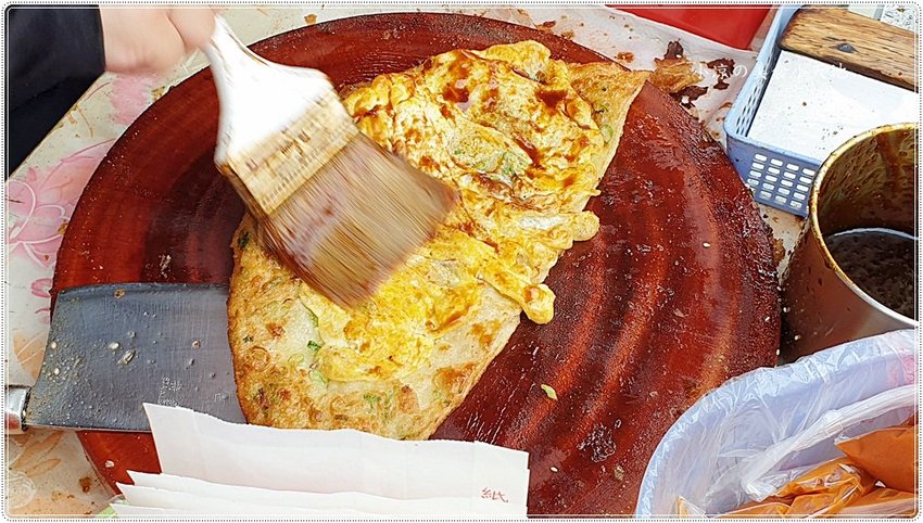 臧羅葱油餅║在地人狂推!午後人氣傳統小吃,蔥油餅加蛋、加蒜蓉醬最對味!!(頂好超市對面)