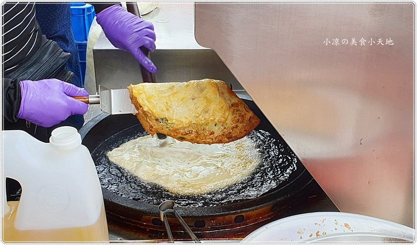 臧羅葱油餅║在地人狂推!午後人氣傳統小吃,蔥油餅加蛋、加蒜蓉醬最對味!!(頂好超市對面)