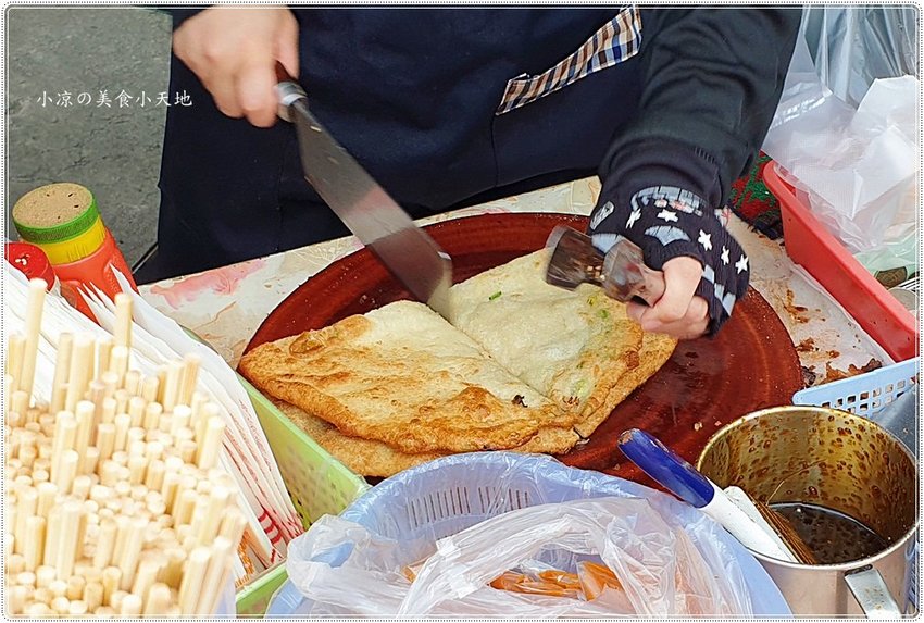 臧羅葱油餅║在地人狂推!午後人氣傳統小吃,蔥油餅加蛋、加蒜蓉醬最對味!!(頂好超市對面)
