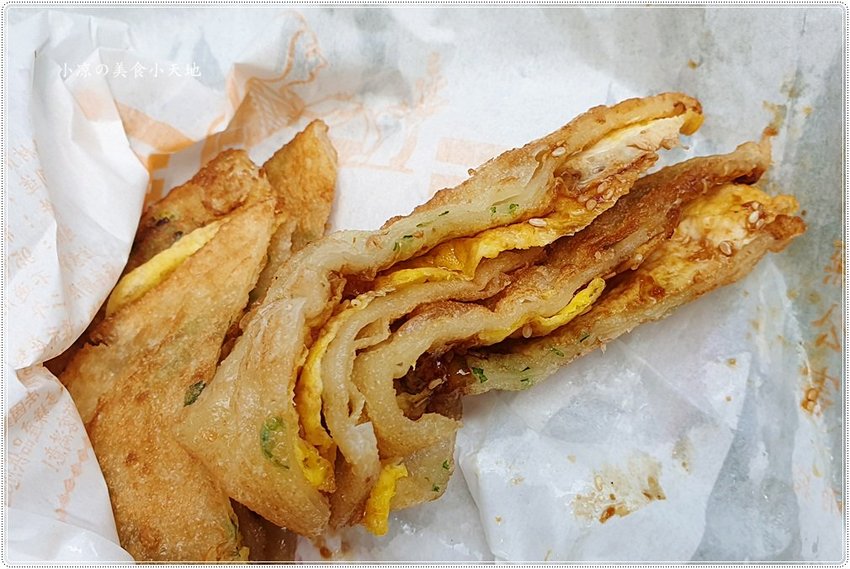 臧羅葱油餅║在地人狂推!午後人氣傳統小吃,蔥油餅加蛋、加蒜蓉醬最對味!!(頂好超市對面)