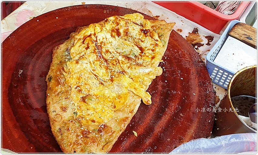 臧羅葱油餅║在地人狂推!午後人氣傳統小吃,蔥油餅加蛋、加蒜蓉醬最對味!!(頂好超市對面)