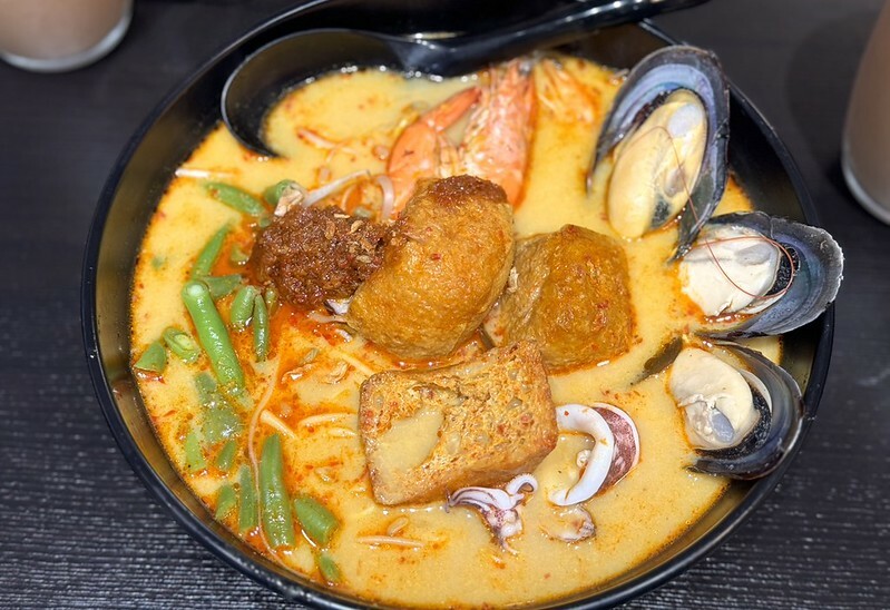 板橋站巷弄美食推薦!南洋風超人氣,星馬廚房必吃叻沙麵海南雞飯。