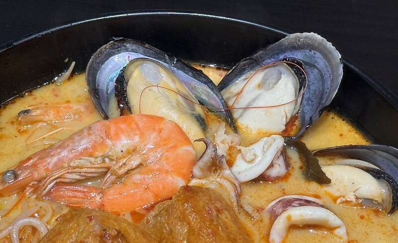 板橋站巷弄美食推薦!南洋風超人氣,星馬廚房必吃叻沙麵海南雞飯。