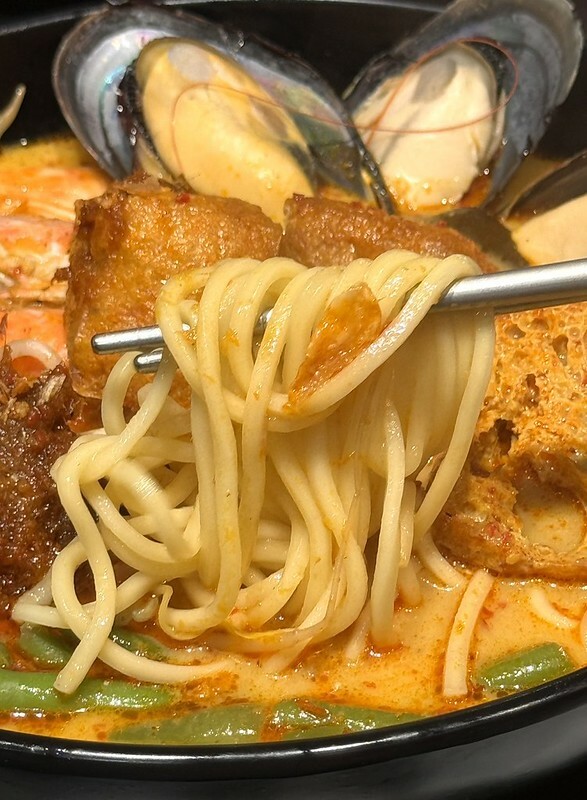 板橋站巷弄美食推薦!南洋風超人氣,星馬廚房必吃叻沙麵海南雞飯。