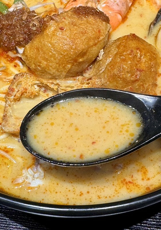 板橋站巷弄美食推薦!南洋風超人氣,星馬廚房必吃叻沙麵海南雞飯。