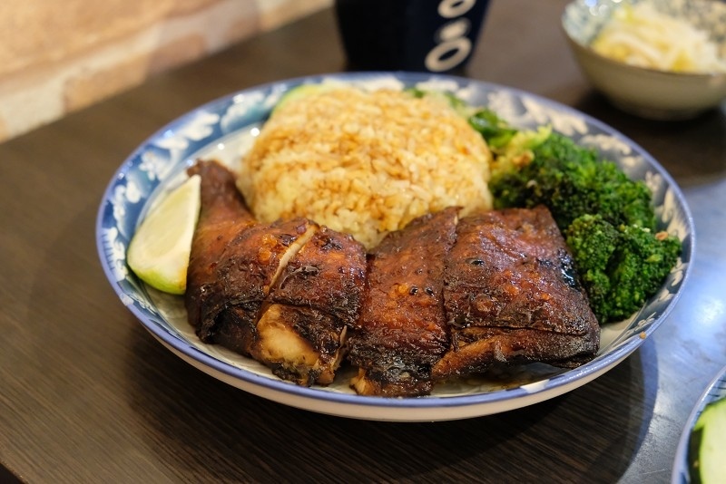 【板橋｜新埔站】星馬廚房＿燒雞腿的色澤讓人流口直流＿肉質多汁水嫩＿高CP值的海南雞飯