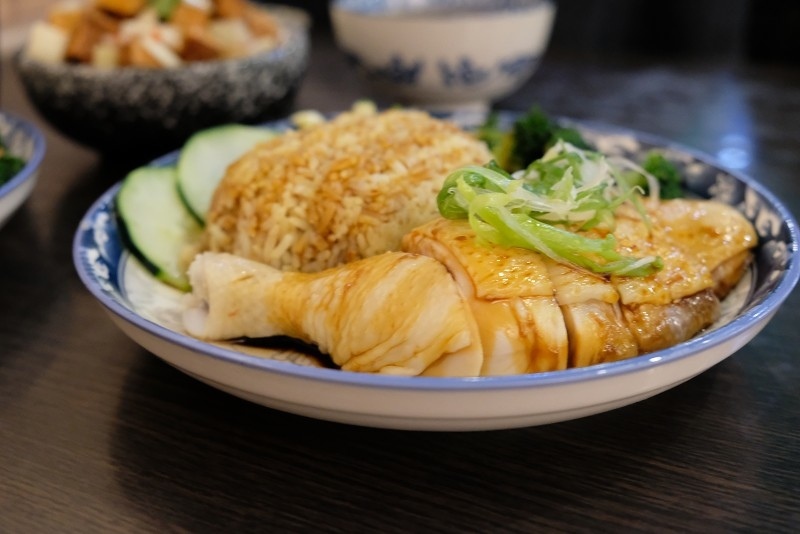 【板橋｜新埔站】星馬廚房＿燒雞腿的色澤讓人流口直流＿肉質多汁水嫩＿高CP值的海南雞飯