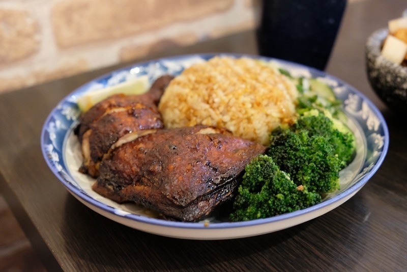 【板橋｜新埔站】星馬廚房＿燒雞腿的色澤讓人流口直流＿肉質多汁水嫩＿高CP值的海南雞飯