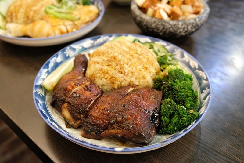 【板橋｜新埔站】星馬廚房＿燒雞腿的色澤讓人流口直流＿肉質多汁水嫩＿高CP值的海南雞飯