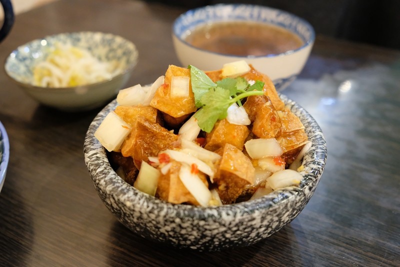 【板橋｜新埔站】星馬廚房＿燒雞腿的色澤讓人流口直流＿肉質多汁水嫩＿高CP值的海南雞飯