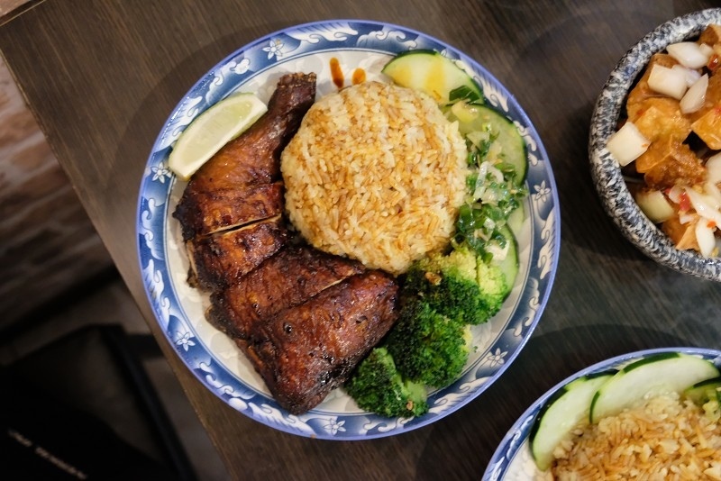 【板橋｜新埔站】星馬廚房＿燒雞腿的色澤讓人流口直流＿肉質多汁水嫩＿高CP值的海南雞飯