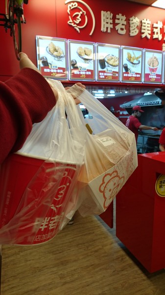 胖老爹美式炸雞(高雄站前店)：高雄~胖老爹美式炸雞(站前店)~皮薄酥脆肉鮮嫩多汁~等待是值得的~