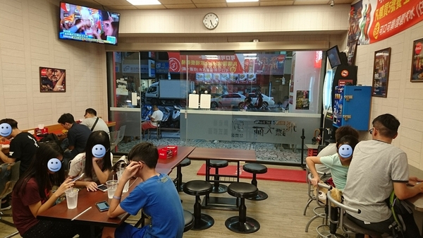 胖老爹美式炸雞(高雄站前店)：高雄~胖老爹美式炸雞(站前店)~皮薄酥脆肉鮮嫩多汁~等待是值得的~