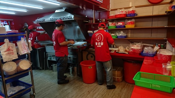 胖老爹美式炸雞(高雄站前店)：高雄~胖老爹美式炸雞(站前店)~皮薄酥脆肉鮮嫩多汁~等待是值得的~