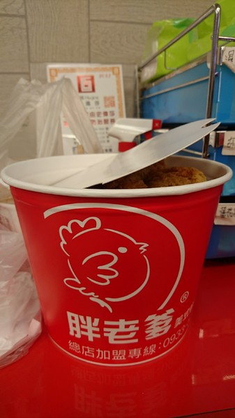 胖老爹美式炸雞(高雄站前店)：高雄~胖老爹美式炸雞(站前店)~皮薄酥脆肉鮮嫩多汁~等待是值得的~