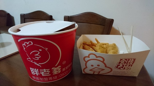 胖老爹美式炸雞(高雄站前店)：高雄~胖老爹美式炸雞(站前店)~皮薄酥脆肉鮮嫩多汁~等待是值得的~