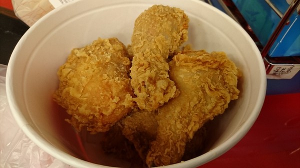 胖老爹美式炸雞(高雄站前店)：高雄~胖老爹美式炸雞(站前店)~皮薄酥脆肉鮮嫩多汁~等待是值得的~