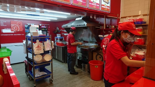 胖老爹美式炸雞(高雄站前店)：高雄~胖老爹美式炸雞(站前店)~皮薄酥脆肉鮮嫩多汁~等待是值得的~