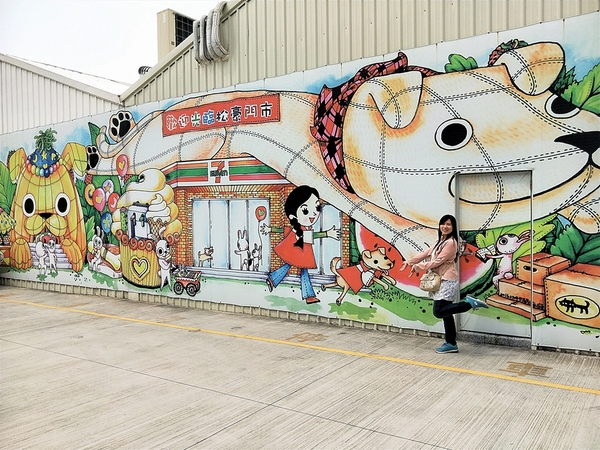 7-11松豪門市：【台中市景點】7-11松豪門市~狗機長環遊全世界的圓夢之旅