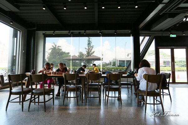 Starbucks Coffee 統一星巴克(嘉義民雄門市):【嘉義景點】來教堂喝上一杯咖啡吧!全台最美的星巴克在嘉義民雄