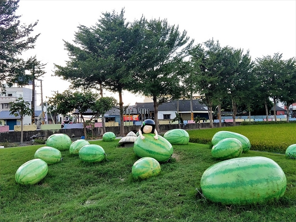 雲林西螺埤頭繪本公園：【雲林西螺景點】埤頭立體繪本公園~新景點報到，立體繪本公園「很久很久以前有一座三合院」，小場景快門按不停