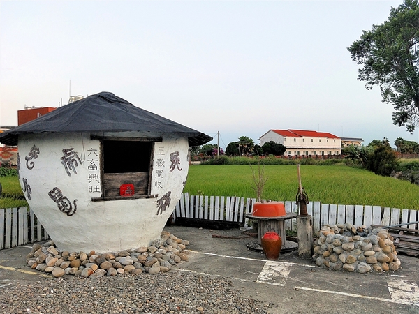 雲林西螺埤頭繪本公園：【雲林西螺景點】埤頭立體繪本公園~新景點報到，立體繪本公園「很久很久以前有一座三合院」，小場景快門按不停