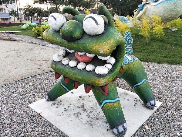 雲林西螺埤頭繪本公園：【雲林西螺景點】埤頭立體繪本公園~新景點報到，立體繪本公園「很久很久以前有一座三合院」，小場景快門按不停