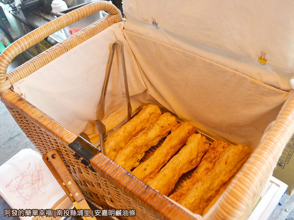 安嘉明鹹油條08-炸好的油條放入竹簍箱中保溫