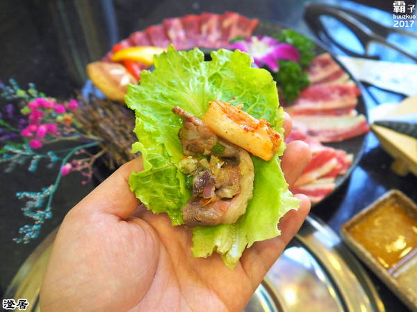 澄居烤物燒肉: 澄居烤物燒肉,台灣大道上的燒肉店內有滿滿乾燥花,美美入鏡~