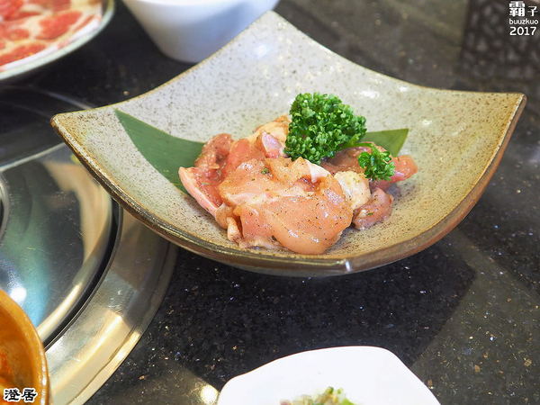 澄居烤物燒肉: 澄居烤物燒肉,台灣大道上的燒肉店內有滿滿乾燥花,美美入鏡~