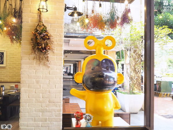 澄居烤物燒肉: 澄居烤物燒肉,台灣大道上的燒肉店內有滿滿乾燥花,美美入鏡~