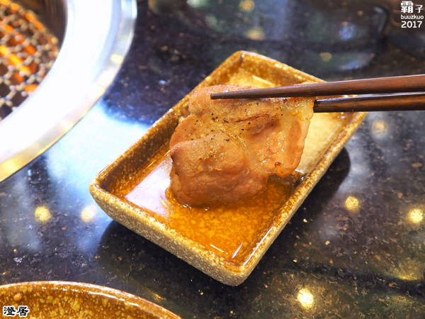 澄居烤物燒肉: 澄居烤物燒肉,台灣大道上的燒肉店內有滿滿乾燥花,美美入鏡~