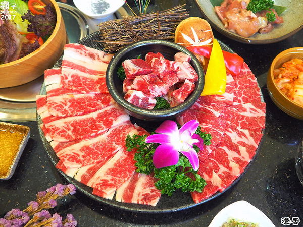 澄居烤物燒肉: 澄居烤物燒肉,台灣大道上的燒肉店內有滿滿乾燥花,美美入鏡~