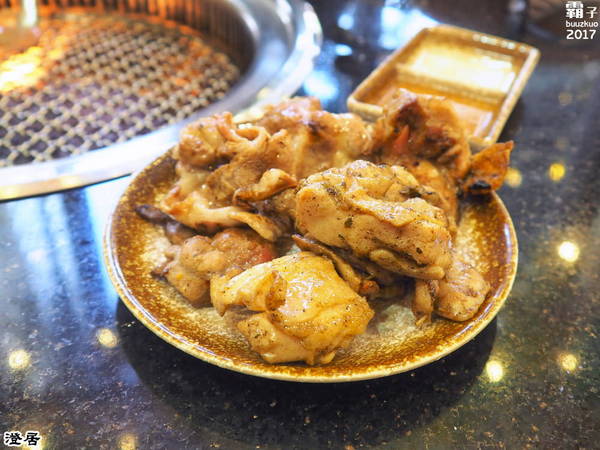 澄居烤物燒肉: 澄居烤物燒肉,台灣大道上的燒肉店內有滿滿乾燥花,美美入鏡~