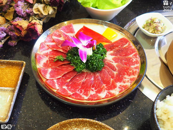 澄居烤物燒肉: 澄居烤物燒肉,台灣大道上的燒肉店內有滿滿乾燥花,美美入鏡~