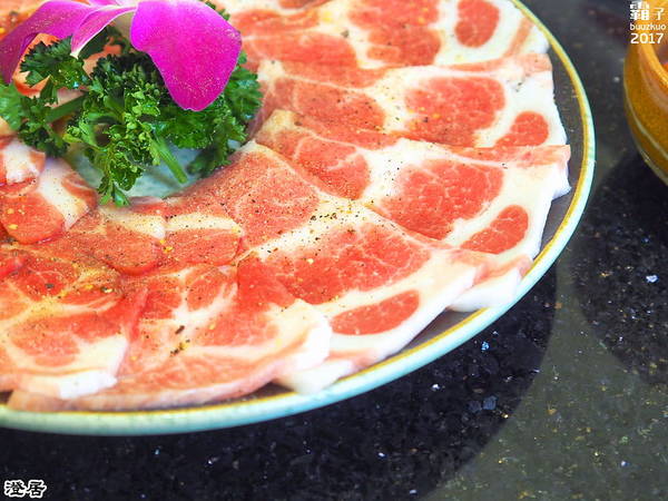 澄居烤物燒肉: 澄居烤物燒肉,台灣大道上的燒肉店內有滿滿乾燥花,美美入鏡~