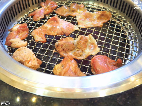 澄居烤物燒肉: 澄居烤物燒肉,台灣大道上的燒肉店內有滿滿乾燥花,美美入鏡~