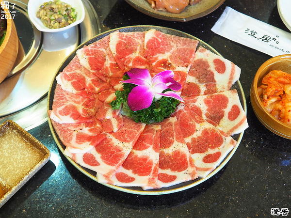 澄居烤物燒肉: 澄居烤物燒肉,台灣大道上的燒肉店內有滿滿乾燥花,美美入鏡~