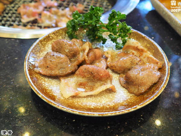 澄居烤物燒肉: 澄居烤物燒肉,台灣大道上的燒肉店內有滿滿乾燥花,美美入鏡~